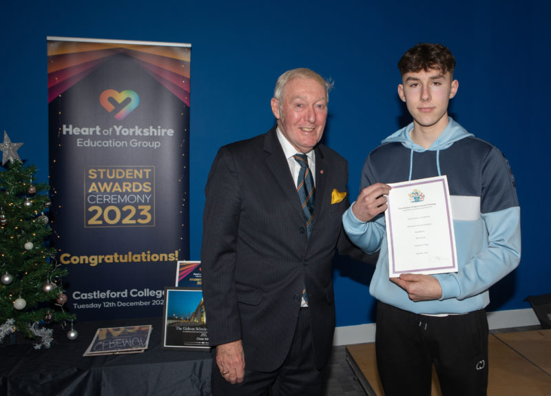 Jeffrey Utley MBE presenting student Elliot Barugh with the Engineering Prize for Student Excellence Award